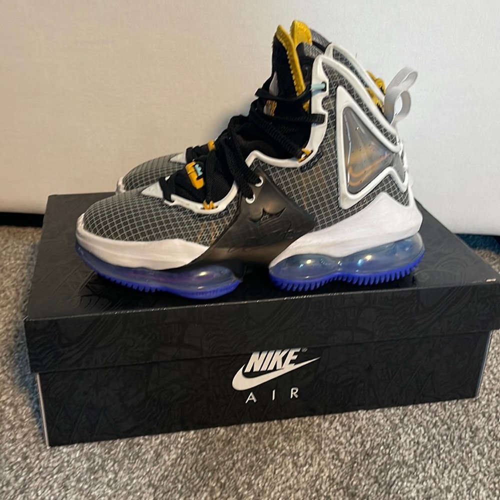 Nike Lebron XIX CZ0203-002 Size 3.5 Men’s/ 5 Womens / 3.5 Big Kids